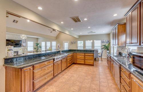 Saltwater Pool! Epic Galveston Bay Group Getaway! - Foto 10