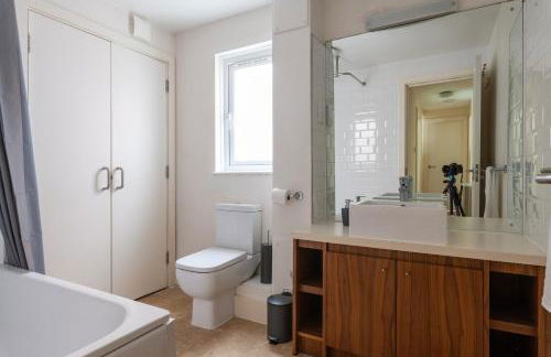 Spacious 2BR Flat - 2 Free Parking Spaces - Near LGW Airport - Foto 9