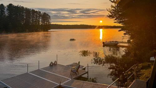 Dock and Views! Lakeside Family Escape in Wilton - Foto 2