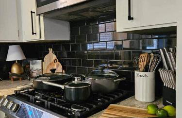 Quaint house, king bed 2min from down town - Photo 54