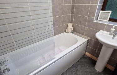 Chimes-Company & Family Stay, 2 Bedroom House with On Street free parking - Foto 21