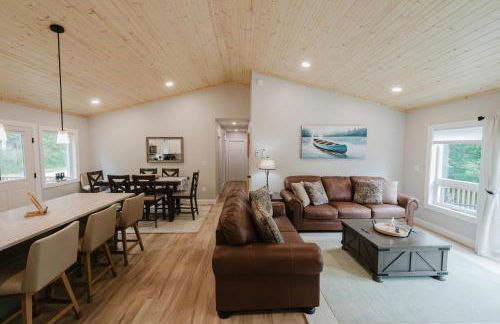 NEW! Modern Getaway - Hot Tub l Fire Pit l Pool table - Foto 17