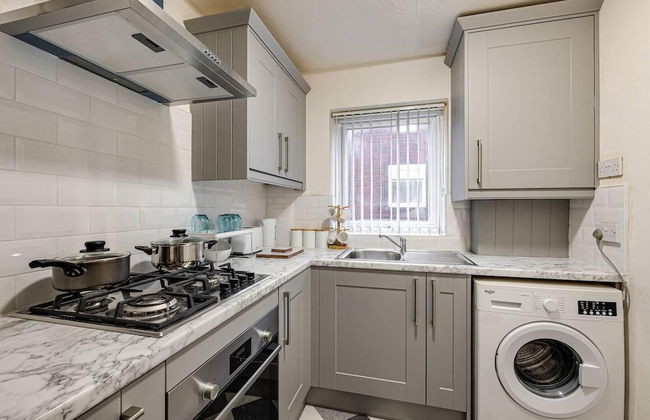 Lovely 2 Bedroom Apartment With Fireplace - Photo 9