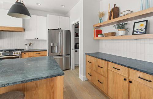 New & Modern Townhouse Close to Skiing, Brand New Hot Tub - Photo 19