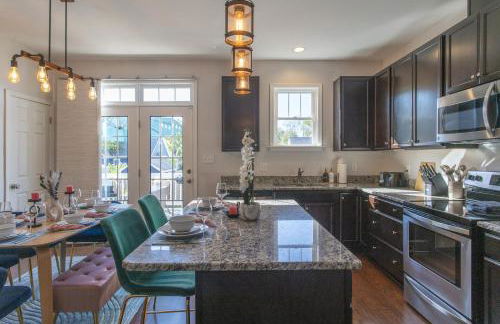 Fam-Biz Friendly 3BD with Fire pit & BBQ - Downtown - Foto 40