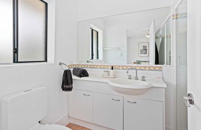 Chic Coastal Charm on Palm Beach - Photo 10