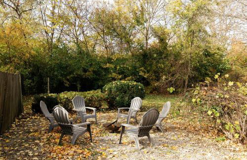 "The Homestead" UPSCALE STAY - Downtown with Yard - Foto 28