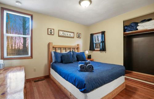 Hot tub, fireplace, fire pit, pool table, grill, EV, pets, HOA lake - Photo 32