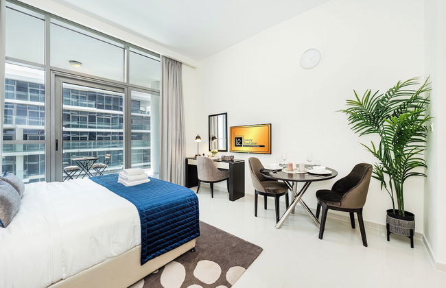 Luxury StayCation - Studio in Damac Hills with Balcony and Golf Views - Foto 6