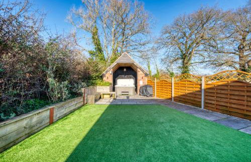 The Oak Sty - 2 Bed Countryside Cottage Escape in Durley with Hot Tub, Unique rural retreat, Private Parking, Sleeps 4 & Pet friendly - By Blue Puffin Stays - Photo 30