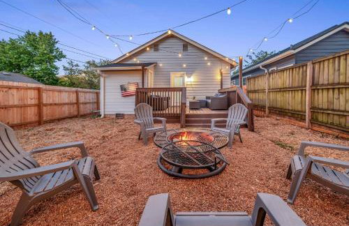 Fully Furnished Bungalow with Deck Near City Center - Foto 30