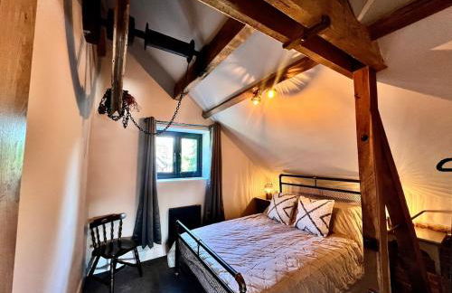 Cosy Hampshire Barn Getaway, Large garden alongside a stunning river - Fire Pit, BBQ, Outdoor seating - Country walks & Pubs - Foto 24