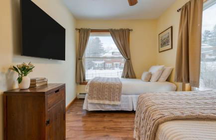 Mins to Hunter Mountain • Sleeps 36 • Pool Spa Games Bar Cozy Peaks Lodge by AvantStay - Foto 33