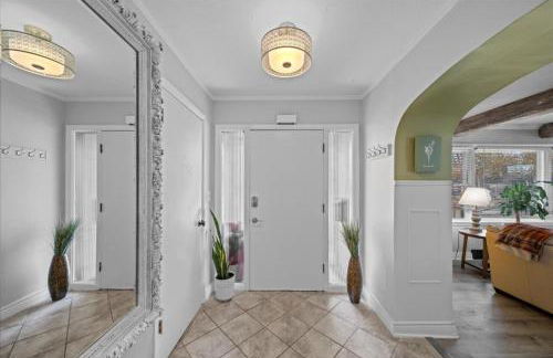 3BR Overland Park Home with Patio and Waterfall Pond - Foto 7