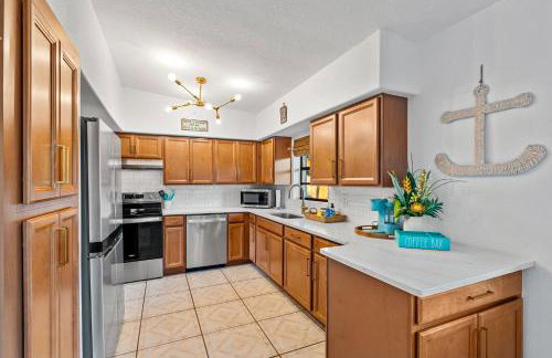 Surf Drive - Ultimate Beach Getaway for Families - Photo 21
