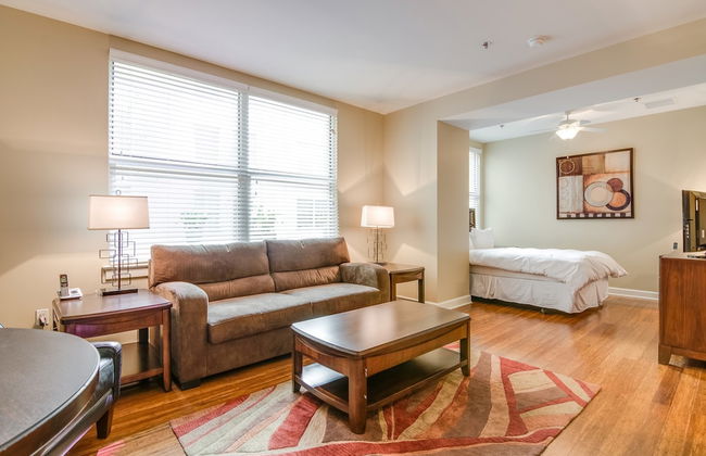 Bluebird Suites near AutoZone Park - Foto 26