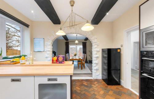 Spacious 6-Bed with Pool Table Desks in every room - Foto 10