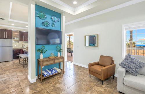 New! Remodeled, Pool-Side, 1-min to Beach Path! - Foto 40