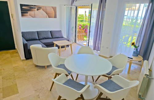 On Beach Deluxe Apartment with Pools and own Garden - Foto 33