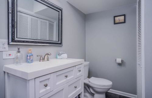 3BR 2BTH Waterfront Vacation Rental on Riverwalk to Downtown McHenry with Pier - Foto 25