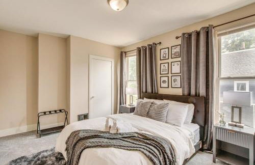 Quiet & Spacious Home Near Downtown - Foto 19