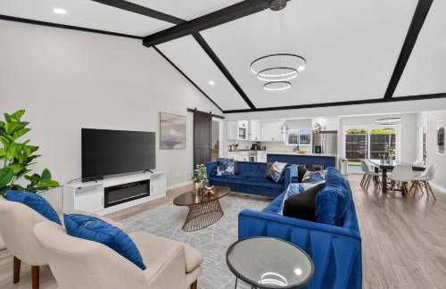 Perfect Getaway Home w Pool Jacuzzi Cinema Room - Photo 7