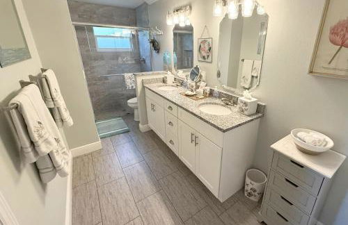 Waterfront Oasis with Private Heated Pool & Dock - Foto 20