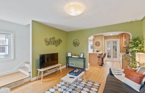 Beautiful 3BR 2BA Colonial House by CozySuites - Foto 8