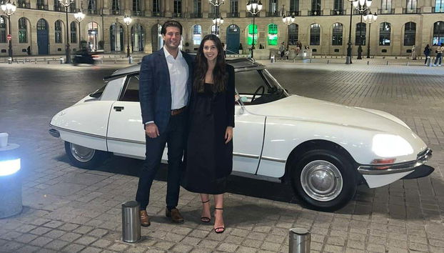 Parigi di sera in una Citroën DS