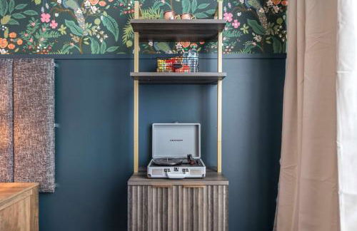 Bold and Bright Stay with Cher & Etta James Flair - Foto 19