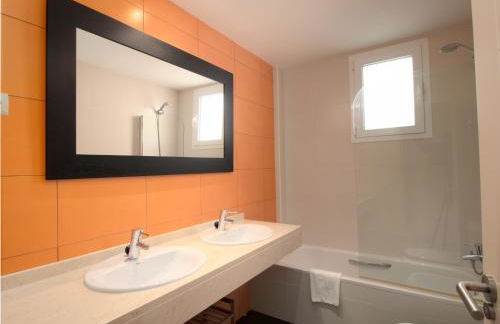 2060-Newly furnished 2 bedrooms apt with golf - Photo 11