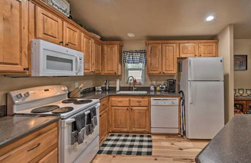 Near Hiking Munds Park Cabin with Deck and Yard - Foto 9