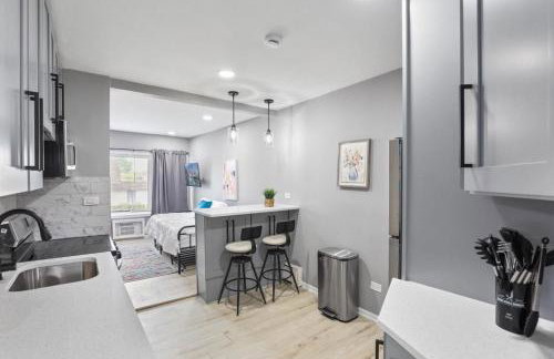 Convenient Mid and Extended Stay Near Airport - Foto 24