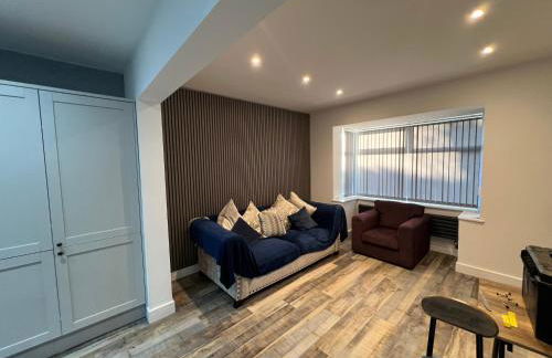 Whole house -Sleeps4-Parking-Garden-BikingHiking - Foto 3