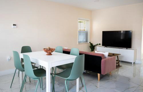 Central Getaway in Little Havana Near Airport, Wynwood, Calle 8 Brickell, Coral Gables and more , Fenced parking - Foto 15