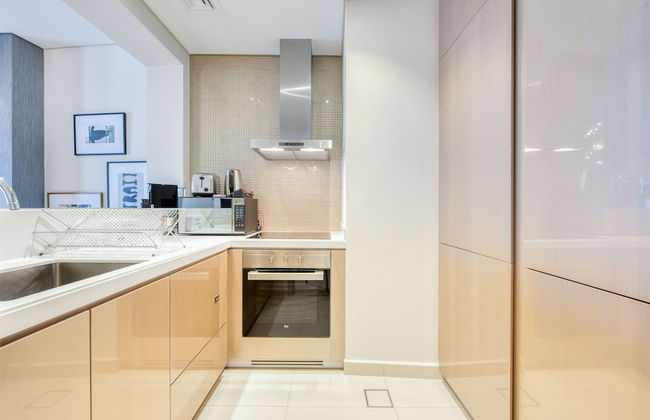 Maison Privee - Cool Dubai Apt next Burj Khalifa & Design District - Photo 11