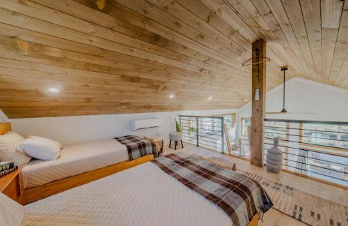 Stargazing Retreat with Hot Tub Deck Hammocks BBQ - Photo 8