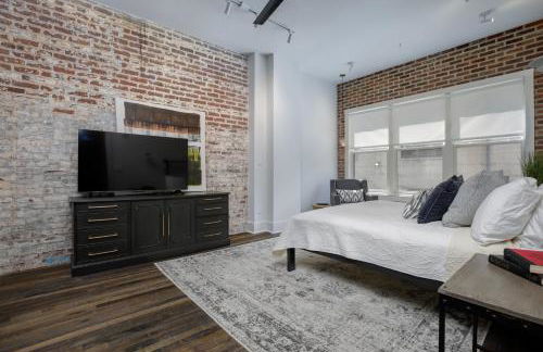 Loft condo by Mercedes Benz w balcony Apt 101 - Foto 13