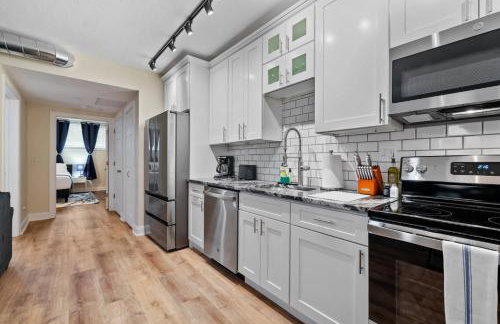 Upscale King Bed Suite ADA with Free Parking - Foto 14