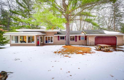 Cozy Cottage with Sunroom - Walk to Higgins Lake! - Foto 1