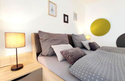 Flair Apartments 'FACHWERK & FLAIR' - Altstadt-Apartment 78 qm für Urlaub oder Geschäftsreise, Innenstadtlage, ruhig, modern, 900 m Bahnhof, 24 Std Check-in, WLAN, Streaming, Küche, Regendusche, 2 x Doppelbett, direkt am neuen Markt in der Altstadt - Foto 11