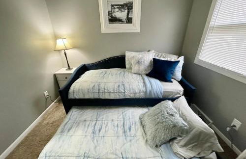 Rustic Chic in Charming Center Grove w Fenced Yard - Foto 24