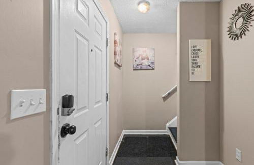 Spectacular Quiet Townhome with Modern Comfort - Foto 29