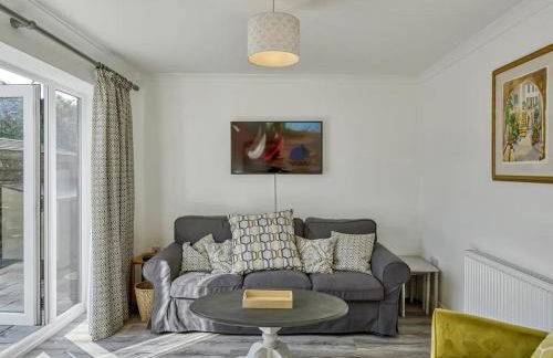 Modern Manchester House with Airport Links - Pass the Keys - Photo 1