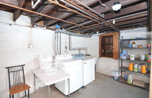 Spacious Home with Parking, Laundry - Near RU, RWJ, NJ Transit - Foto 68