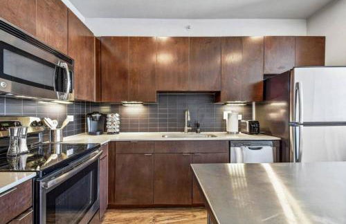 2BR Airy Getaway Near Downtown Pool Gym - Foto 8