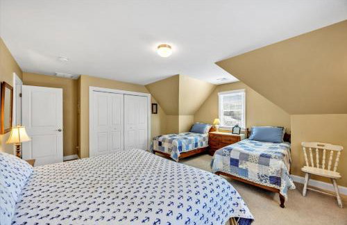 Stay 1 Block from Ocean at 7-Bed Retreat with Yard, Deck and Game Room, Host Up to 22 Across 16 Beds, Gas Fireplace, Gas Grill, Ample Parking, Walk to Menauhant Beach, Perfect for Family Getaway, 24 Hr Hospitality - Foto 64