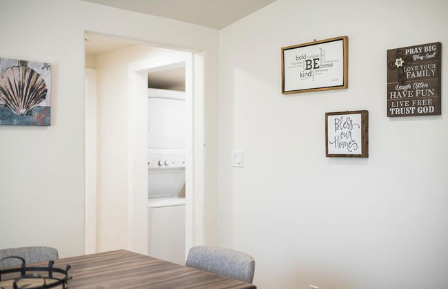 Charming Escape With Stylish Decor & Outdoor Space - Foto 41