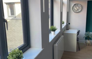 Super-King Bed Studio Apartment in Central Northampton - Photo 13