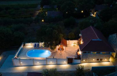 The Grandfather's courtyard villa with heated pool - Foto 9